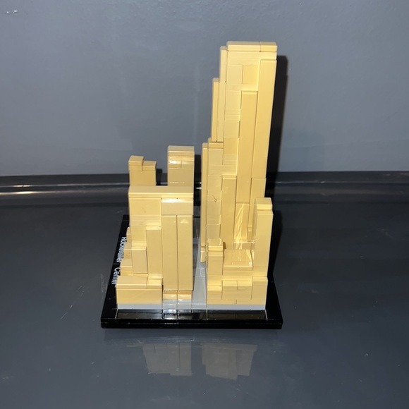 Retired Rockefeller Center Lego 21007 - Picture 3 of 7